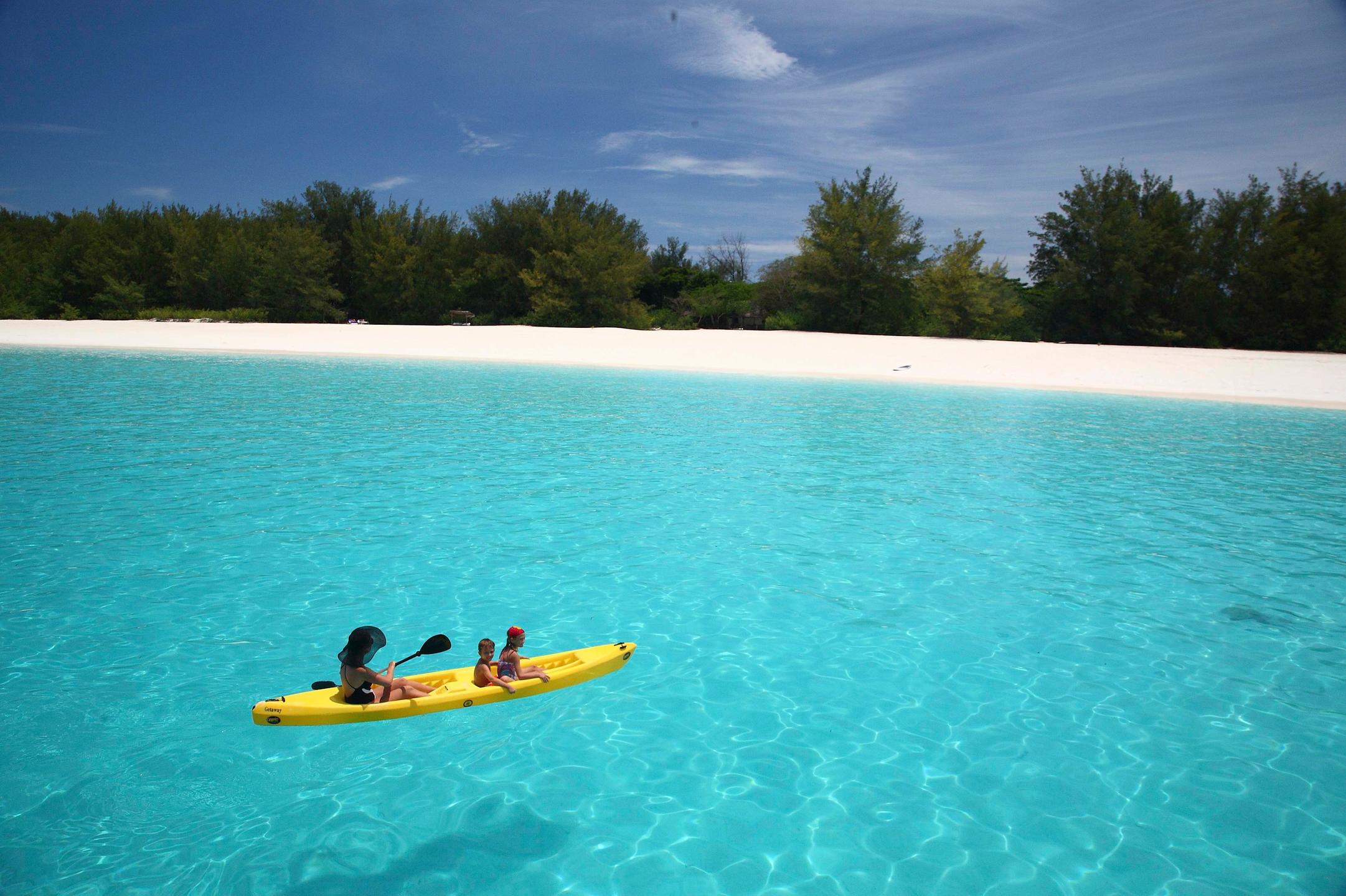 zanzibar-mnemba-island-experience-kayaking-in-canoe-09-collections-3000w